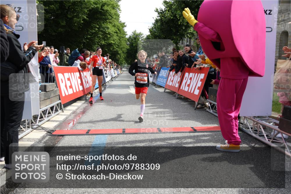 14.06.2026 - REWE Women's Run Strokosch-Dieckow http://msf.ph/oto/9788309 14.06.2026 10:50:13 Ziel 5504, 6063 meine-sportfotos.de