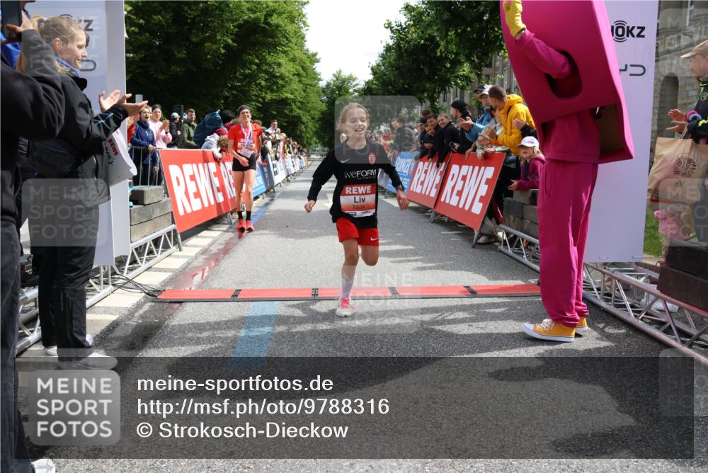 14.06.2026 - REWE Women's Run Strokosch-Dieckow http://msf.ph/oto/9788316 14.06.2026 10:50:13 Ziel 5504, 6063 meine-sportfotos.de