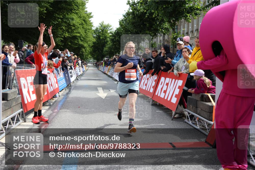 14.06.2026 - REWE Women's Run Strokosch-Dieckow http://msf.ph/oto/9788323 14.06.2026 10:50:16 Ziel 5504, 6063 meine-sportfotos.de