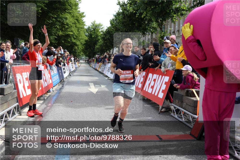 14.06.2026 - REWE Women's Run Strokosch-Dieckow http://msf.ph/oto/9788326 14.06.2026 10:50:16 Ziel 5504, 6063 meine-sportfotos.de