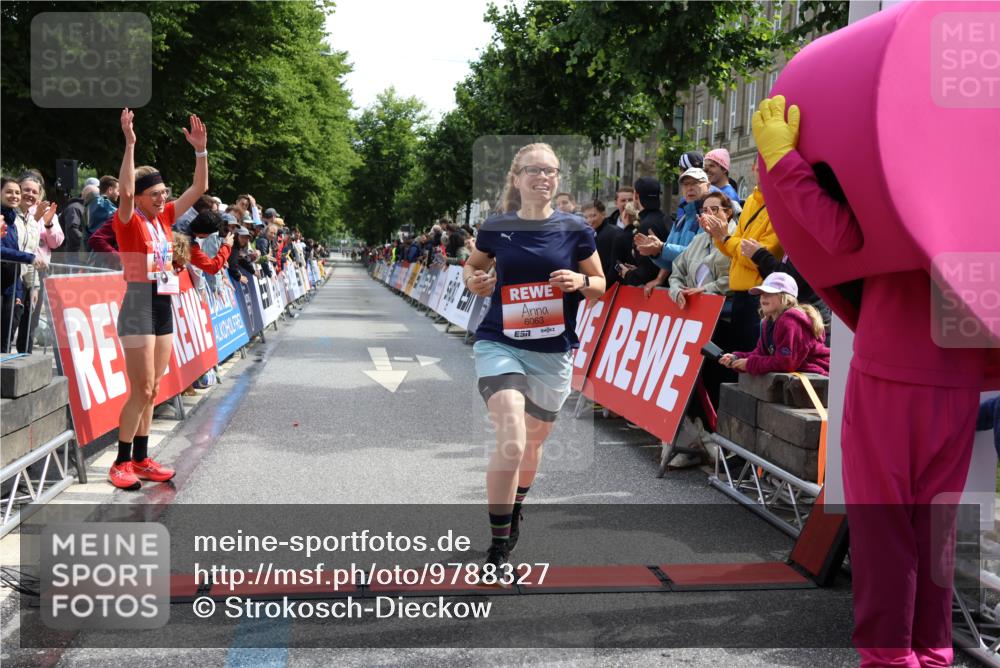 14.06.2026 - REWE Women's Run Strokosch-Dieckow http://msf.ph/oto/9788327 14.06.2026 10:50:16 Ziel 5504, 6063 meine-sportfotos.de