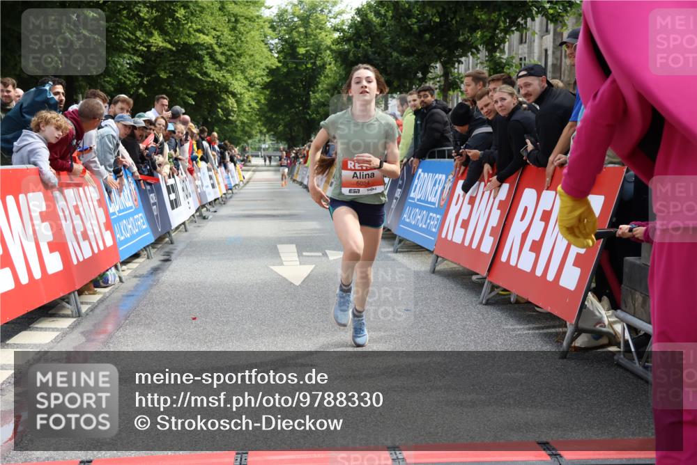 14.06.2026 - REWE Women's Run Strokosch-Dieckow http://msf.ph/oto/9788330 14.06.2026 10:50:39 Ziel 5024 meine-sportfotos.de