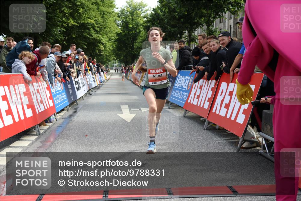 14.06.2026 - REWE Women's Run Strokosch-Dieckow http://msf.ph/oto/9788331 14.06.2026 10:50:39 Ziel 5024 meine-sportfotos.de