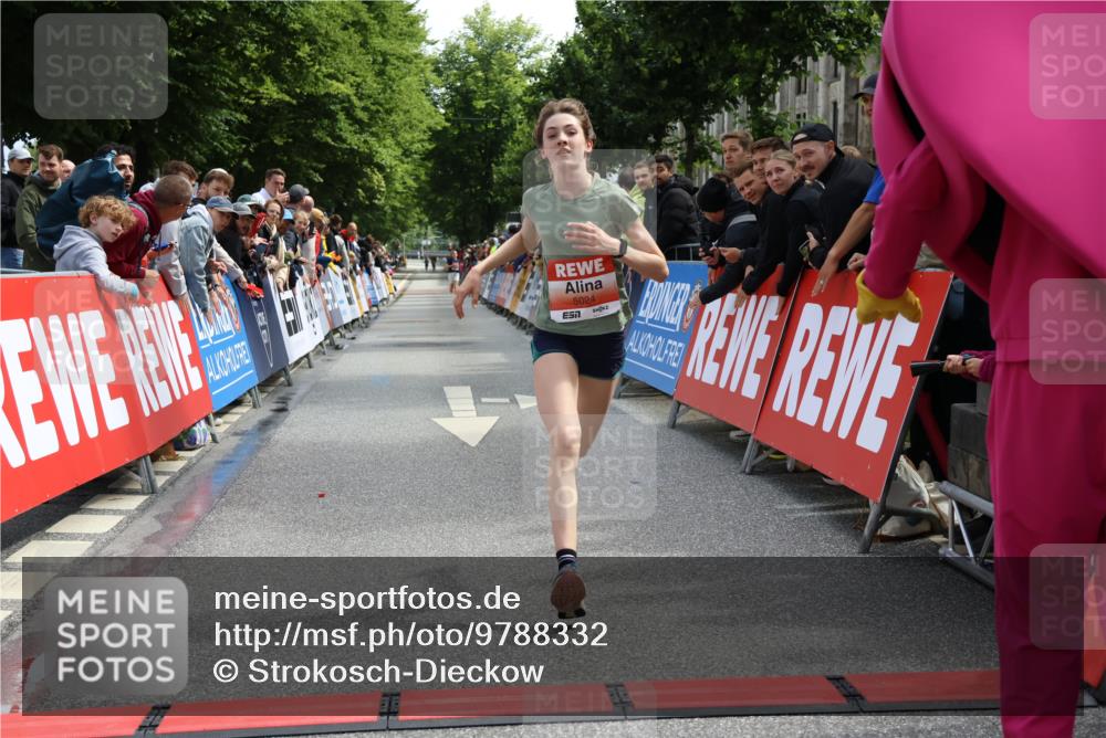 14.06.2026 - REWE Women's Run Strokosch-Dieckow http://msf.ph/oto/9788332 14.06.2026 10:50:39 Ziel 5024 meine-sportfotos.de