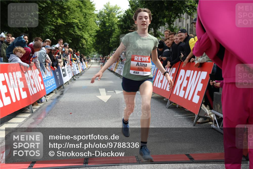 14.06.2026 - REWE Women's Run Strokosch-Dieckow http://msf.ph/oto/9788336 14.06.2026 10:50:39 Ziel 5024 meine-sportfotos.de