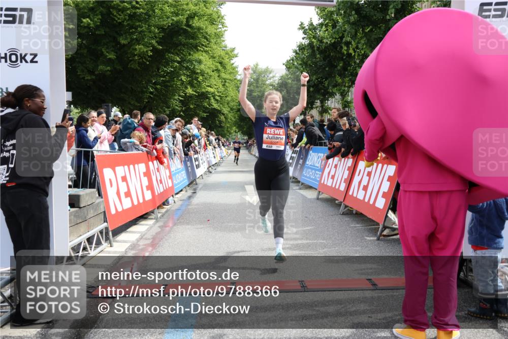 14.06.2026 - REWE Women's Run Strokosch-Dieckow http://msf.ph/oto/9788366 14.06.2026 10:51:18 Ziel 5007, 5068 meine-sportfotos.de