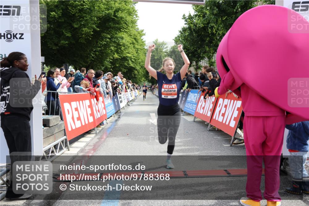 14.06.2026 - REWE Women's Run Strokosch-Dieckow http://msf.ph/oto/9788368 14.06.2026 10:51:18 Ziel 5007, 5068 meine-sportfotos.de