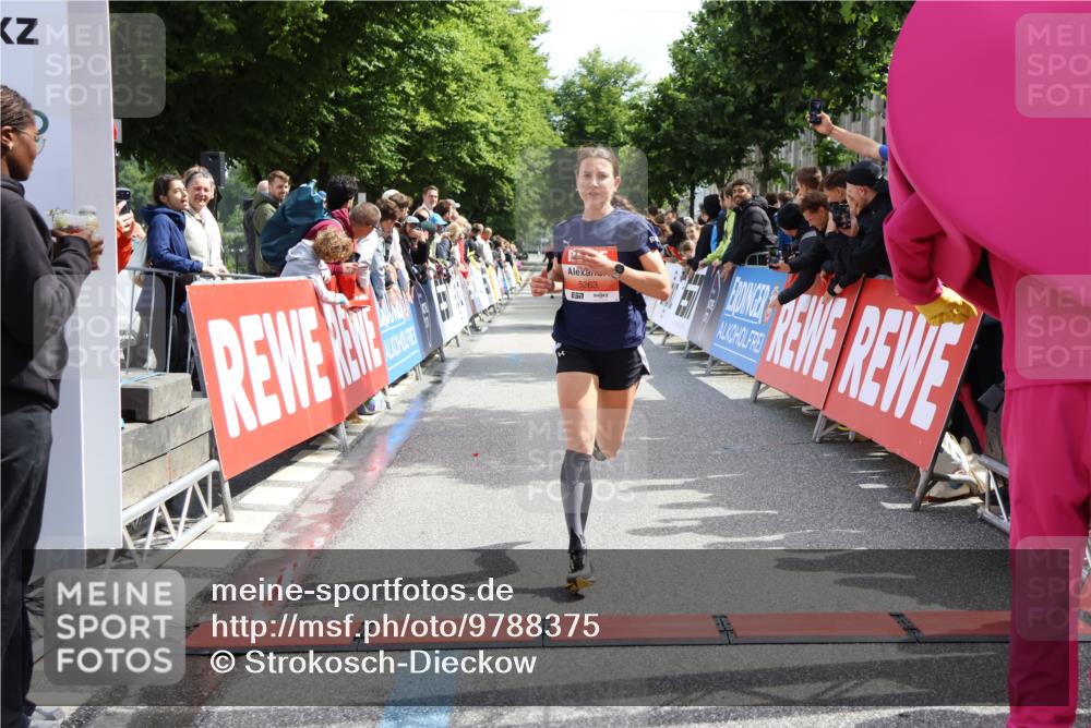 14.06.2026 - REWE Women's Run Strokosch-Dieckow http://msf.ph/oto/9788375 14.06.2026 10:51:24 Ziel 5068, 5263 meine-sportfotos.de