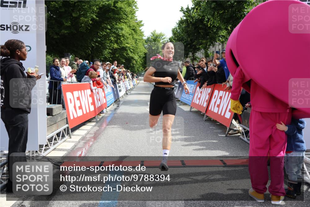 14.06.2026 - REWE Women's Run Strokosch-Dieckow http://msf.ph/oto/9788394 14.06.2026 10:51:31 Ziel 5263, 6049 meine-sportfotos.de