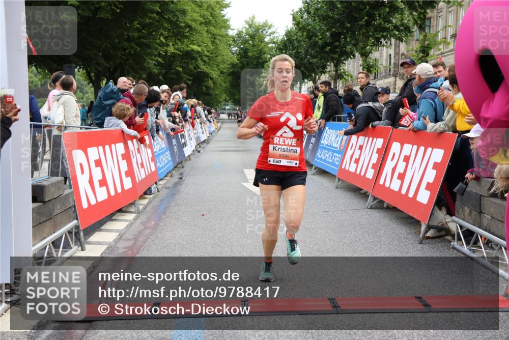 14.06.2026 - REWE Women's Run Strokosch-Dieckow http://msf.ph/oto/9788417 14.06.2026 10:52:06 Ziel 5093, 5982, 5995 meine-sportfotos.de