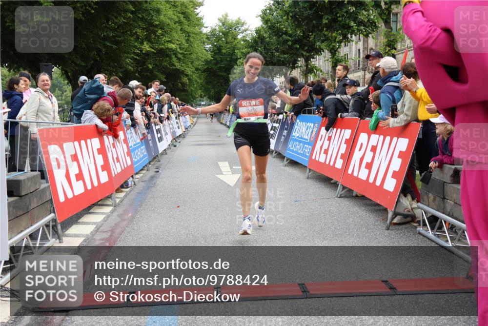 14.06.2026 - REWE Women's Run Strokosch-Dieckow http://msf.ph/oto/9788424 14.06.2026 10:52:20 Ziel 6051 meine-sportfotos.de