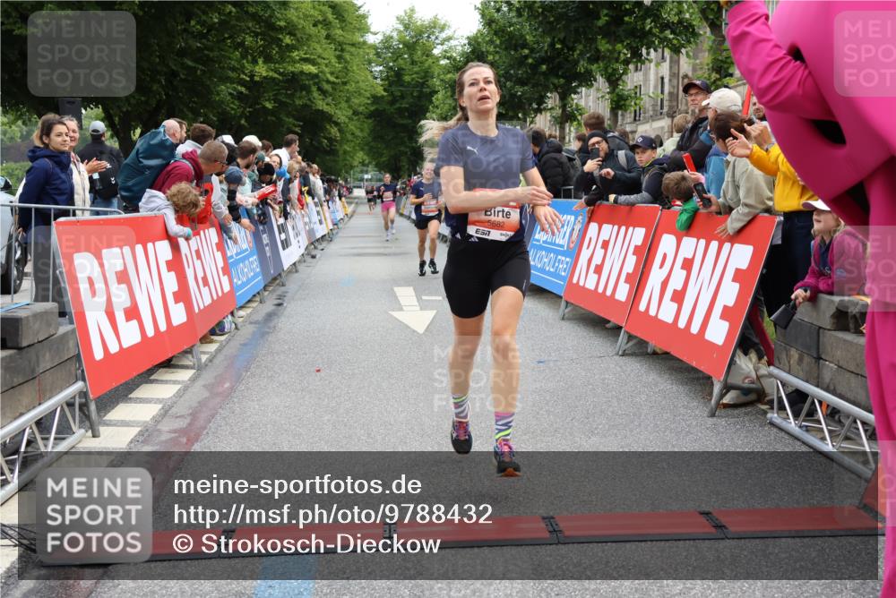 14.06.2026 - REWE Women's Run Strokosch-Dieckow http://msf.ph/oto/9788432 14.06.2026 10:52:37 Ziel 5458, 5682 meine-sportfotos.de