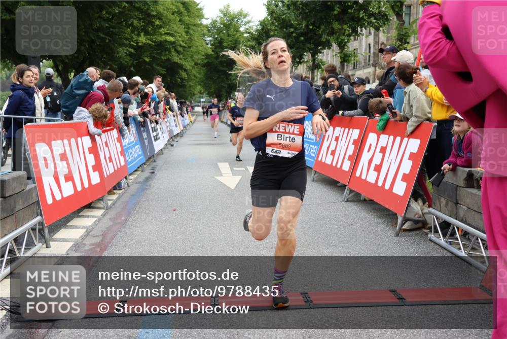 14.06.2026 - REWE Women's Run Strokosch-Dieckow http://msf.ph/oto/9788435 14.06.2026 10:52:37 Ziel 5458, 5682 meine-sportfotos.de