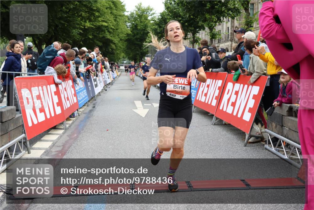 14.06.2026 - REWE Women's Run Strokosch-Dieckow http://msf.ph/oto/9788436 14.06.2026 10:52:37 Ziel 5458, 5682 meine-sportfotos.de
