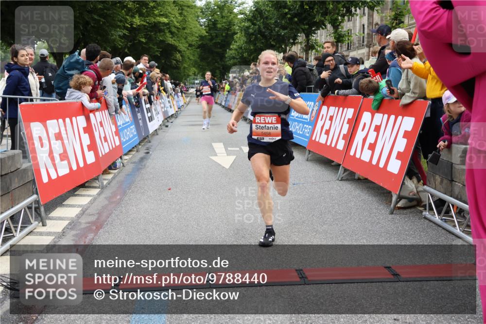 14.06.2026 - REWE Women's Run Strokosch-Dieckow http://msf.ph/oto/9788440 14.06.2026 10:52:39 Ziel 5361, 5458, 5682 meine-sportfotos.de