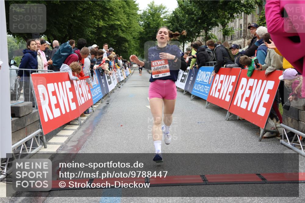 14.06.2026 - REWE Women's Run Strokosch-Dieckow http://msf.ph/oto/9788447 14.06.2026 10:52:43 Ziel 5361, 5458, 5682 meine-sportfotos.de
