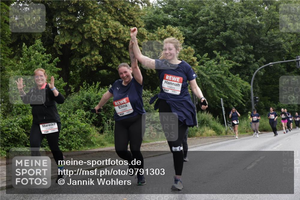 14.06.2026 - REWE Women's Run Jannik Wohlers http://msf.ph/oto/9791303 14.06.2026 10:05:19 Laufen 11450, 657, 10985, 10499, 7 meine-sportfotos.de