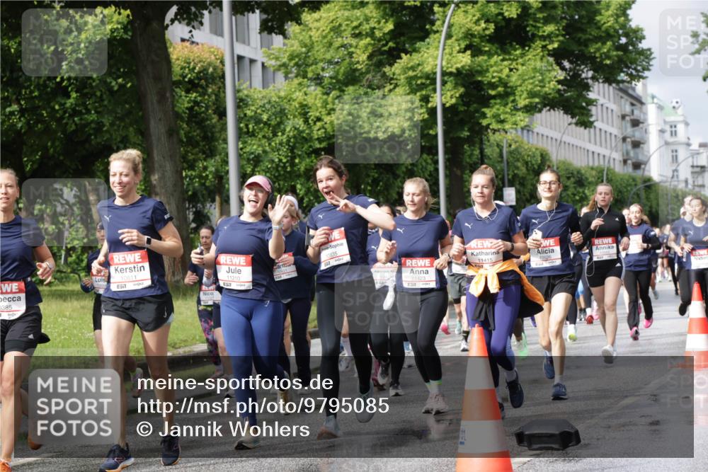 14.06.2026 - REWE Women's Run Jannik Wohlers http://msf.ph/oto/9795085 14.06.2026 09:09:18 Laufen 0385, 10611, 57, 11210, 10835, 11423, 7, 11415, 10526 meine-sportfotos.de