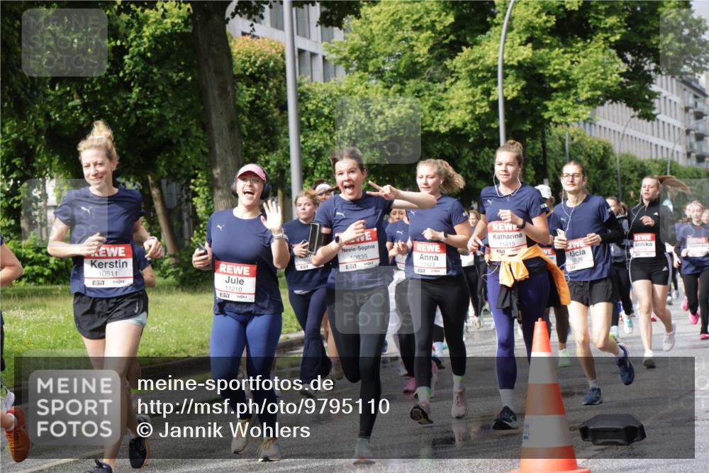 14.06.2026 - REWE Women's Run Jannik Wohlers http://msf.ph/oto/9795110 14.06.2026 09:09:18 Laufen 10611, 7, 11210, 7, 10835, 7, 11423, 657, 11415, 557, 10526, 5 meine-sportfotos.de