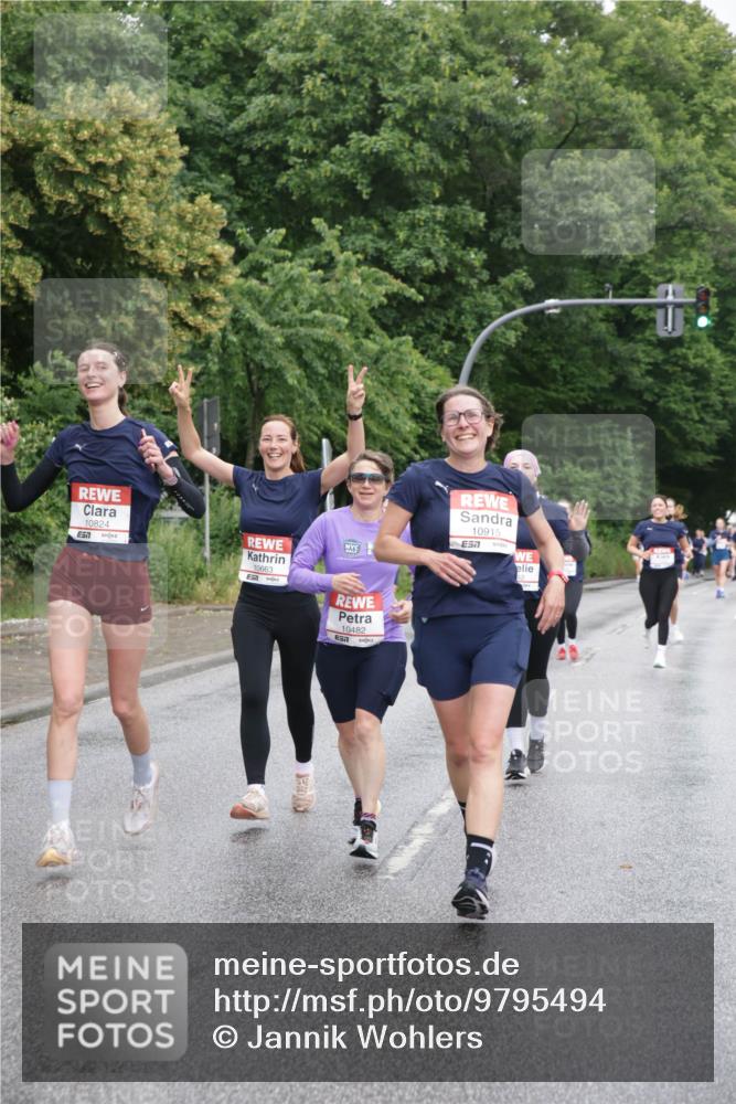 14.06.2026 - REWE Women's Run Jannik Wohlers http://msf.ph/oto/9795494 14.06.2026 09:56:40 Laufen 10824, 10663, 10482, 10915, 7 meine-sportfotos.de