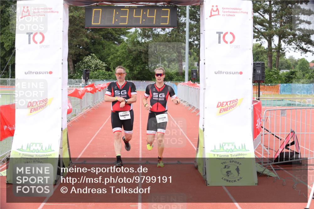 14.06.2026 - 7 Türme Triathlon Andreas Tolksdorf http://msf.ph/oto/9799191 14.06.2026 12:04:42 Ziel 426, 427 meine-sportfotos.de