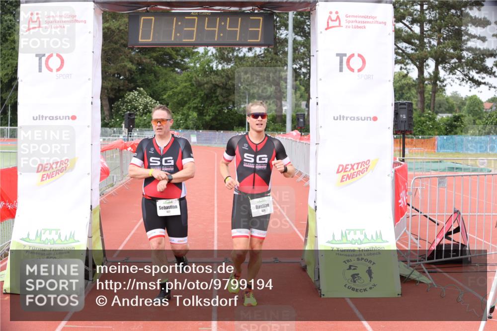 14.06.2026 - 7 Türme Triathlon Andreas Tolksdorf http://msf.ph/oto/9799194 14.06.2026 12:04:42 Ziel 426, 427 meine-sportfotos.de