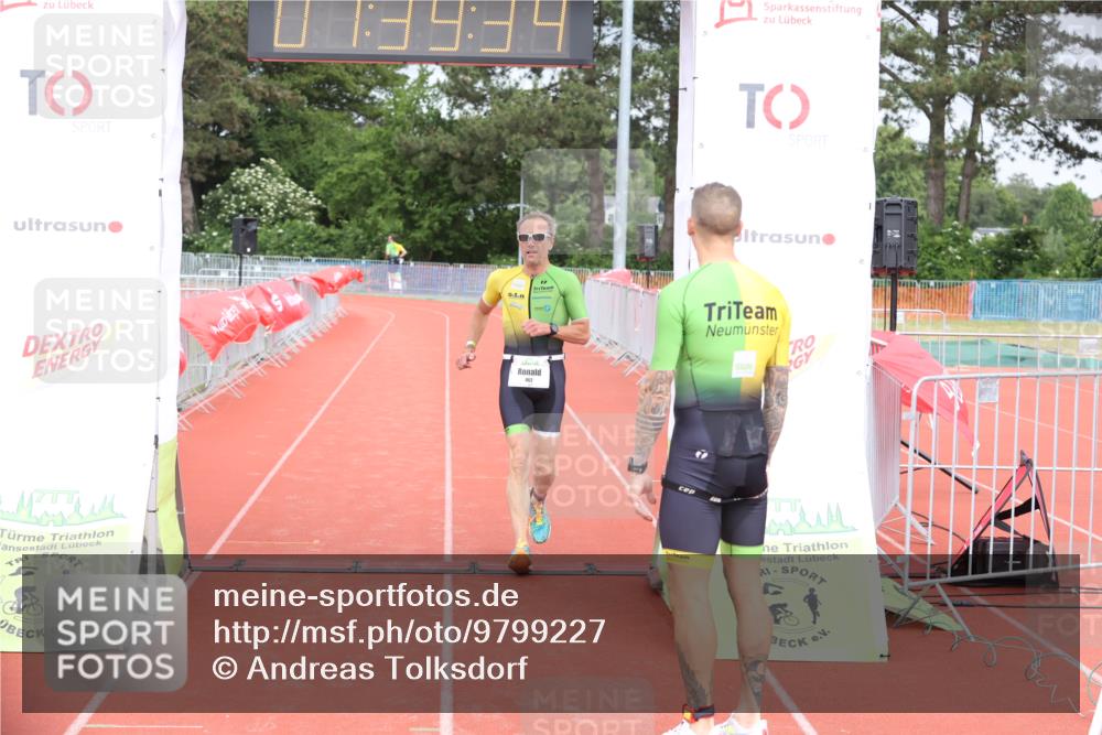 14.06.2026 - 7 Türme Triathlon Andreas Tolksdorf http://msf.ph/oto/9799227 14.06.2026 12:09:33 Ziel 461, 462, 463 meine-sportfotos.de