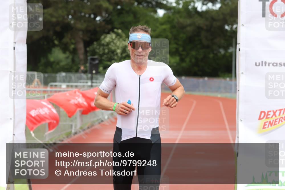 14.06.2026 - 7 Türme Triathlon Andreas Tolksdorf http://msf.ph/oto/9799248 14.06.2026 14:46:46 Ziel  meine-sportfotos.de