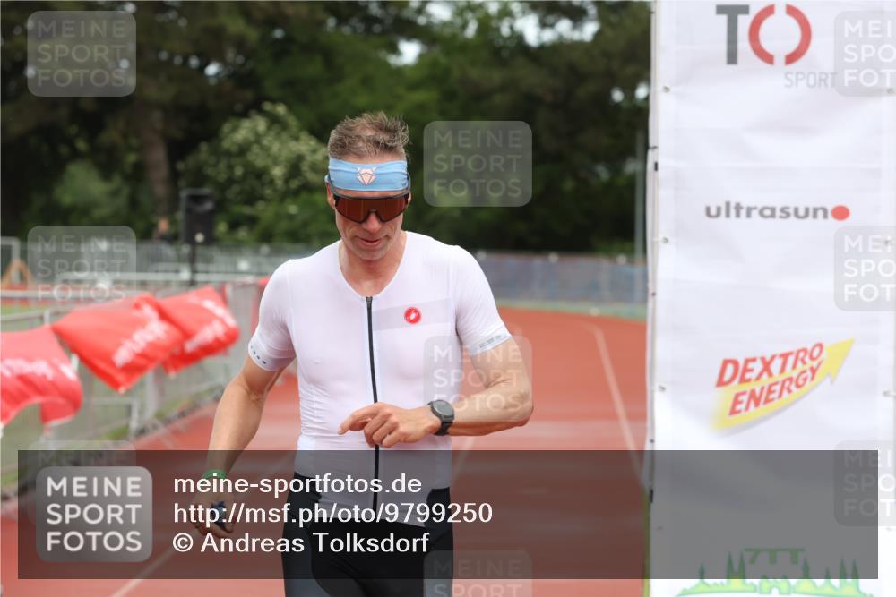 14.06.2026 - 7 Türme Triathlon Andreas Tolksdorf http://msf.ph/oto/9799250 14.06.2026 14:46:46 Ziel  meine-sportfotos.de