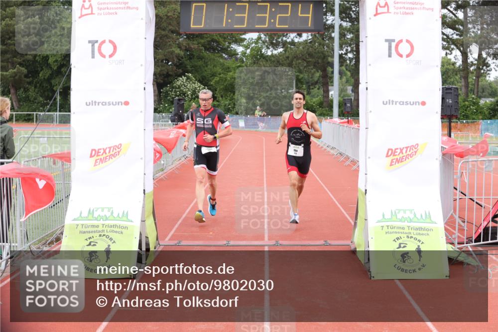 14.06.2026 - 7 Türme Triathlon Andreas Tolksdorf http://msf.ph/oto/9802030 14.06.2026 12:03:24 Ziel 428, 429 meine-sportfotos.de
