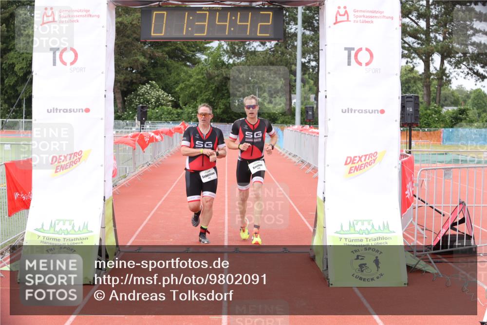 14.06.2026 - 7 Türme Triathlon Andreas Tolksdorf http://msf.ph/oto/9802091 14.06.2026 12:04:42 Ziel 426, 427 meine-sportfotos.de