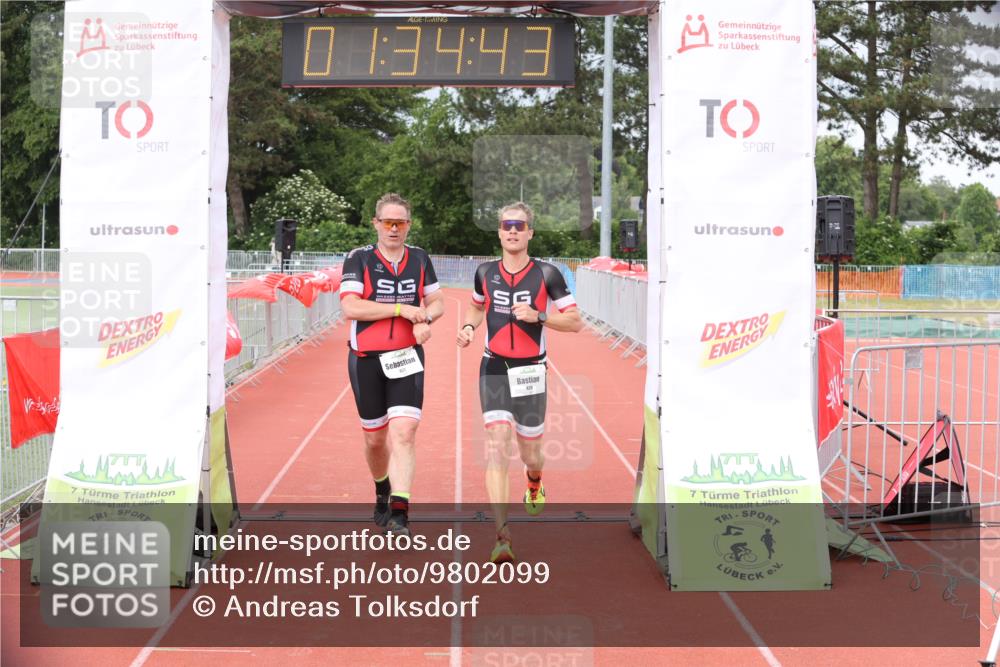 14.06.2026 - 7 Türme Triathlon Andreas Tolksdorf http://msf.ph/oto/9802099 14.06.2026 12:04:42 Ziel 426, 427 meine-sportfotos.de