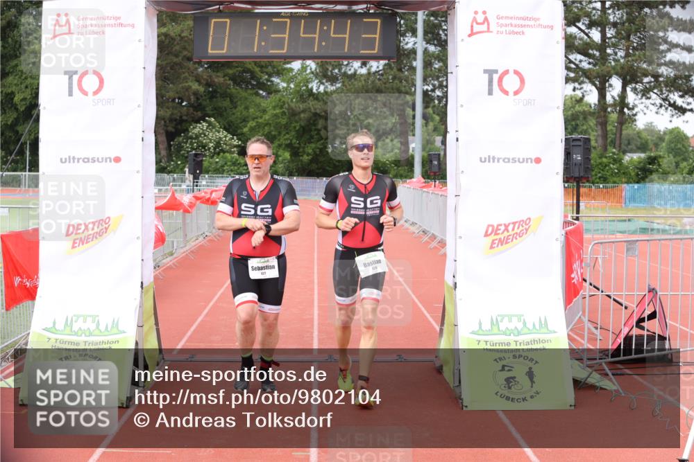 14.06.2026 - 7 Türme Triathlon Andreas Tolksdorf http://msf.ph/oto/9802104 14.06.2026 12:04:42 Ziel 426, 427 meine-sportfotos.de