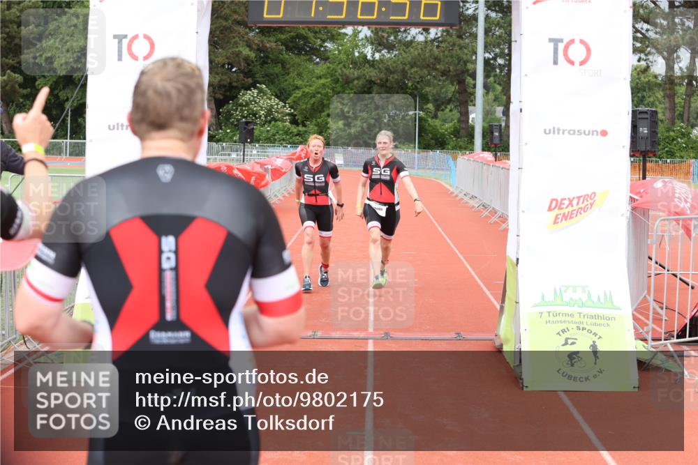 14.06.2026 - 7 Türme Triathlon Andreas Tolksdorf http://msf.ph/oto/9802175 14.06.2026 12:06:56 Ziel 485, 486 meine-sportfotos.de