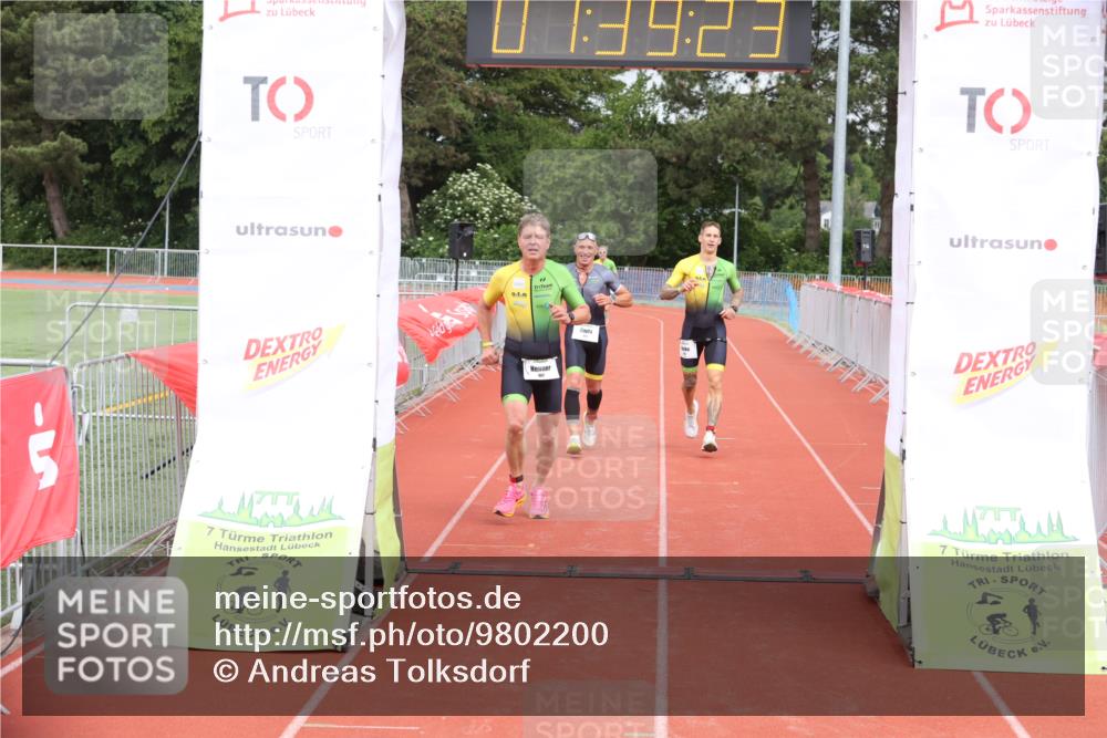 14.06.2026 - 7 Türme Triathlon Andreas Tolksdorf http://msf.ph/oto/9802200 14.06.2026 12:09:22 Ziel 460, 461, 463 meine-sportfotos.de