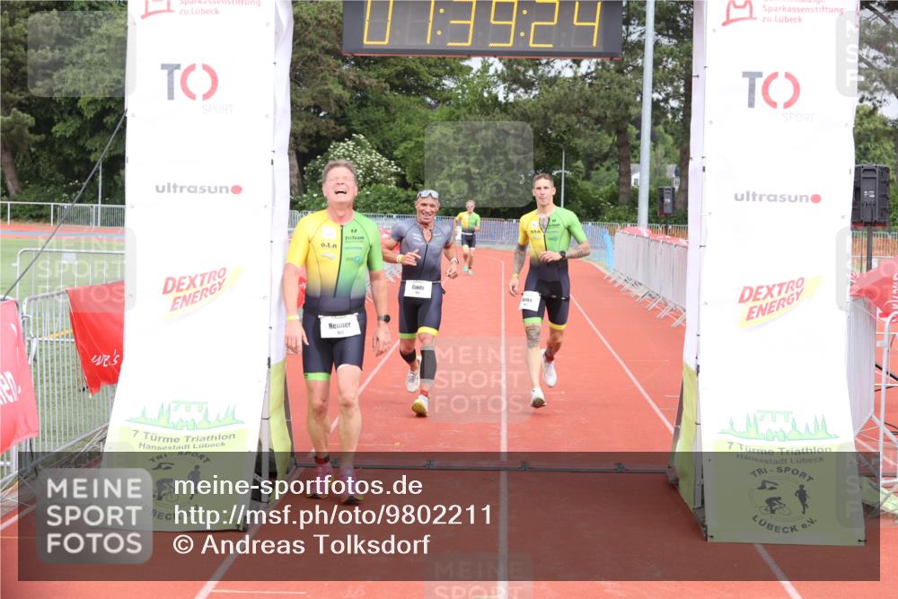 14.06.2026 - 7 Türme Triathlon Andreas Tolksdorf http://msf.ph/oto/9802211 14.06.2026 12:09:23 Ziel 460, 461, 463 meine-sportfotos.de