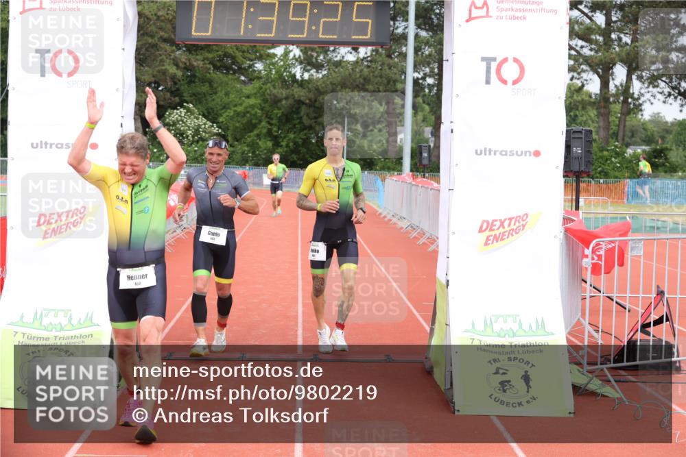 14.06.2026 - 7 Türme Triathlon Andreas Tolksdorf http://msf.ph/oto/9802219 14.06.2026 12:09:24 Ziel 460, 461, 463 meine-sportfotos.de