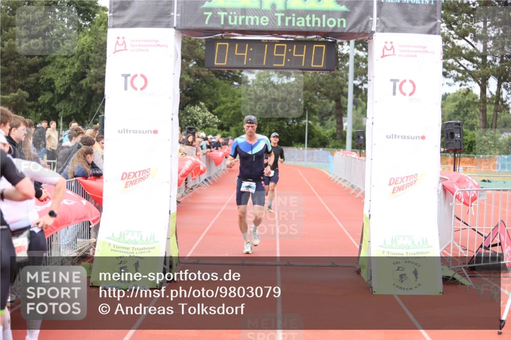 14.06.2026 - 7 Türme Triathlon Andreas Tolksdorf http://msf.ph/oto/9803079 14.06.2026 15:19:38 Ziel 977, 1113 meine-sportfotos.de