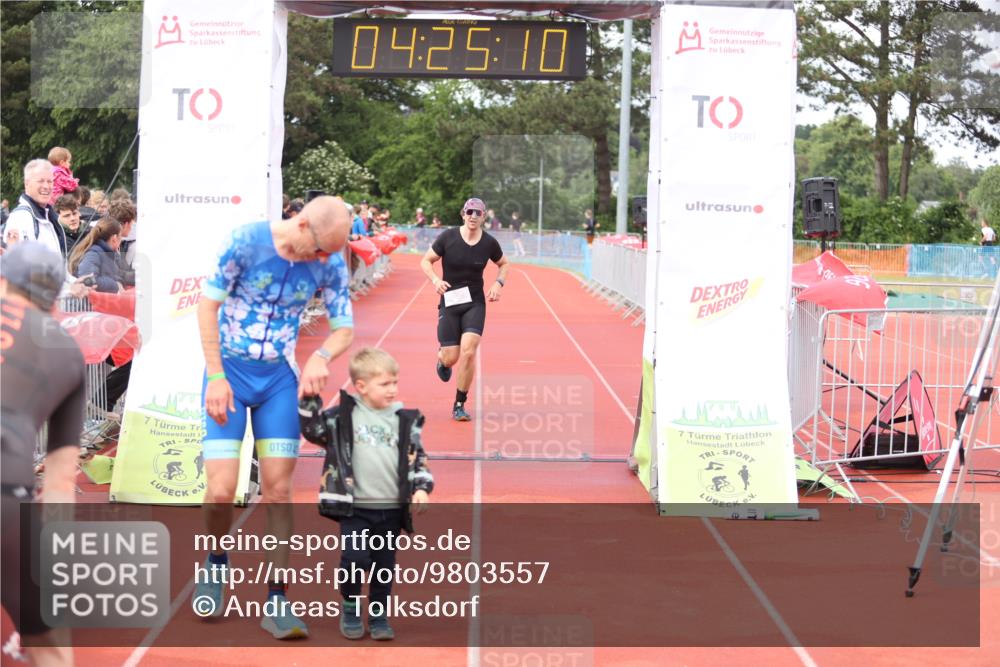 14.06.2026 - 7 Türme Triathlon Andreas Tolksdorf http://msf.ph/oto/9803557 14.06.2026 15:25:08 Ziel 981, 1008 meine-sportfotos.de