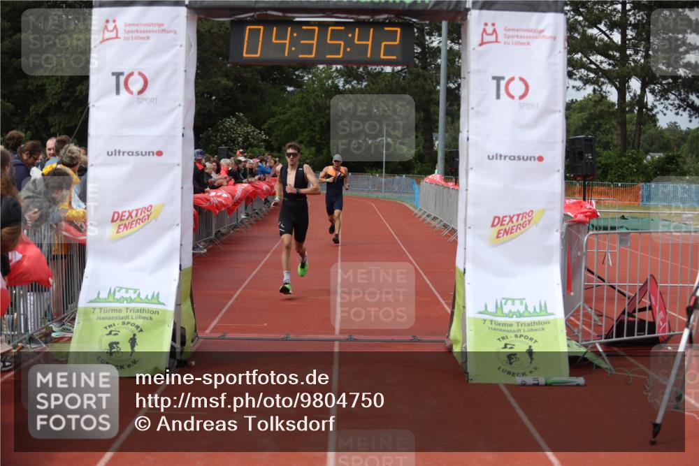 14.06.2026 - 7 Türme Triathlon Andreas Tolksdorf http://msf.ph/oto/9804750 14.06.2026 15:35:41 Ziel 963, 987 meine-sportfotos.de
