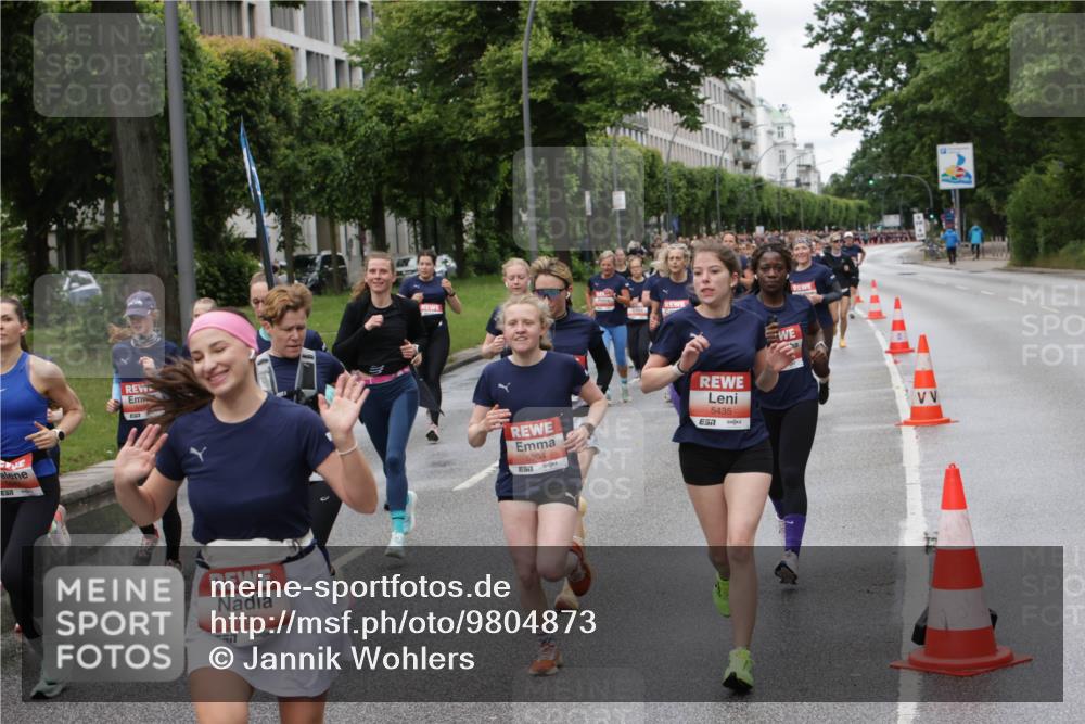 14.06.2026 - REWE Women's Run Jannik Wohlers http://msf.ph/oto/9804873 14.06.2026 10:39:02 Laufen 5703, 57, 5904, 851, 5435, 7 meine-sportfotos.de