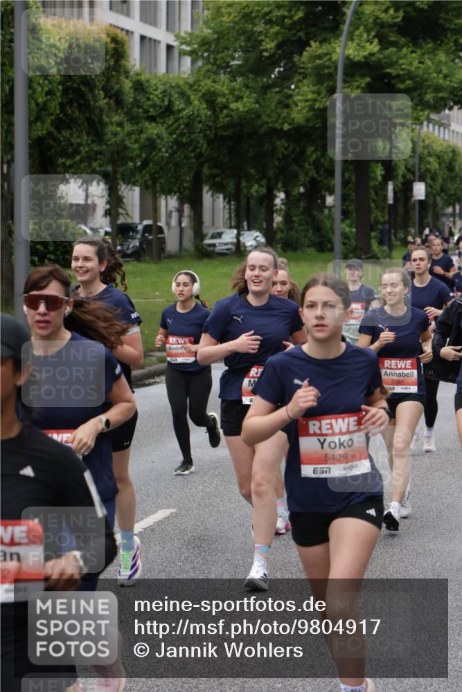 14.06.2026 - REWE Women's Run Jannik Wohlers http://msf.ph/oto/9804917 14.06.2026 10:39:09 Laufen 2, 5713, 5499, 7, 5381 meine-sportfotos.de