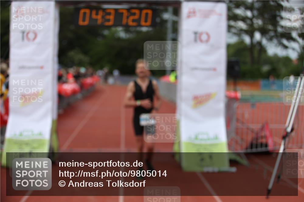 14.06.2026 - 7 Türme Triathlon Andreas Tolksdorf http://msf.ph/oto/9805014 14.06.2026 15:37:20 Ziel 948, 1137 meine-sportfotos.de