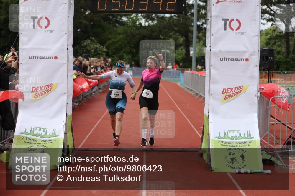 14.06.2026 - 7 Türme Triathlon Andreas Tolksdorf http://msf.ph/oto/9806423 14.06.2026 16:03:41 Ziel 1475, 1723, 1724 meine-sportfotos.de