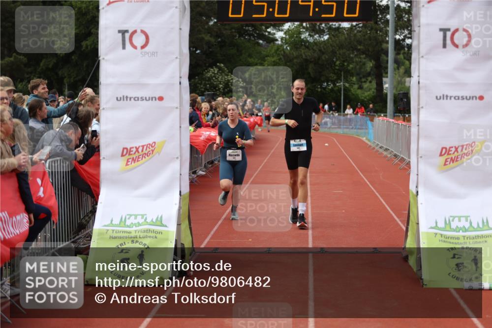 14.06.2026 - 7 Türme Triathlon Andreas Tolksdorf http://msf.ph/oto/9806482 14.06.2026 16:04:49 Ziel 946, 1700, 1717 meine-sportfotos.de