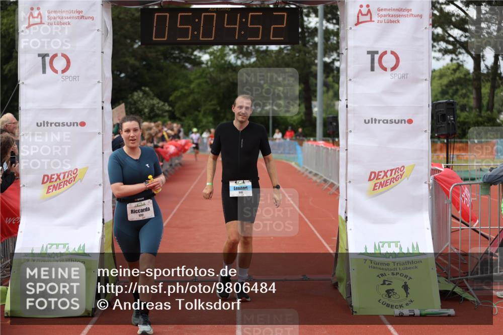14.06.2026 - 7 Türme Triathlon Andreas Tolksdorf http://msf.ph/oto/9806484 14.06.2026 16:04:51 Ziel 946, 1700, 1717 meine-sportfotos.de