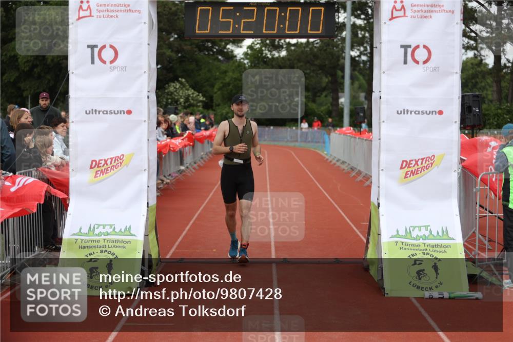 14.06.2026 - 7 Türme Triathlon Andreas Tolksdorf http://msf.ph/oto/9807428 14.06.2026 16:19:59 Ziel 902 meine-sportfotos.de