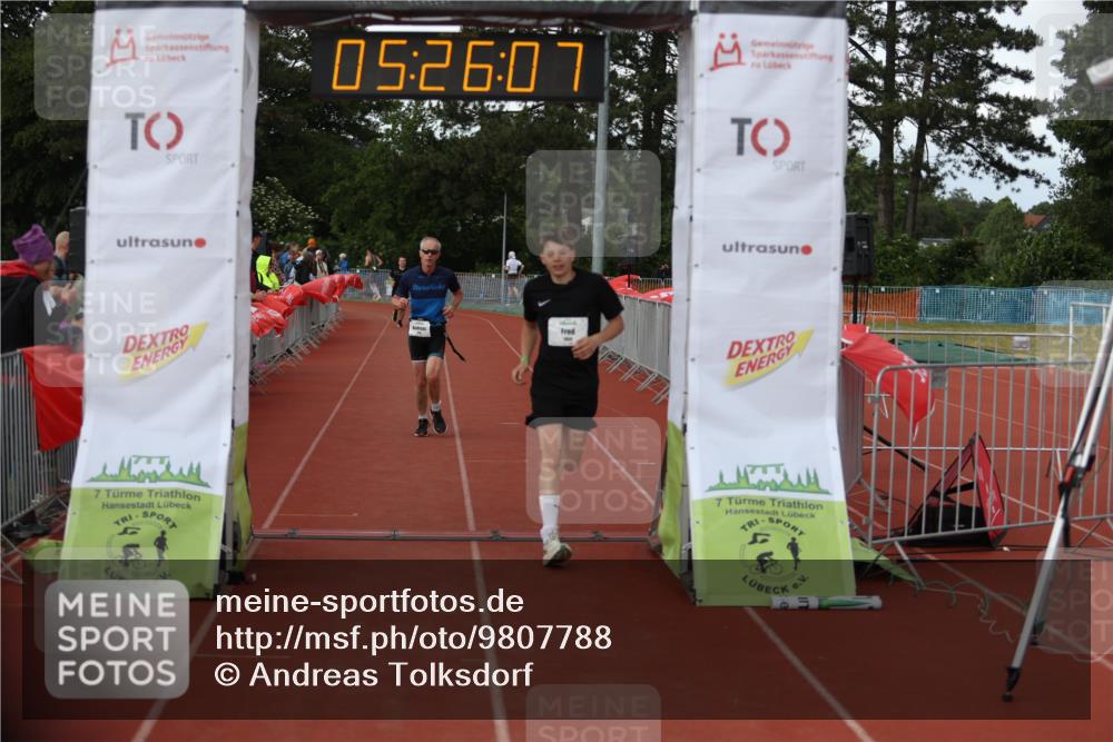 14.06.2026 - 7 Türme Triathlon Andreas Tolksdorf http://msf.ph/oto/9807788 14.06.2026 16:26:06 Ziel 1454, 1457 meine-sportfotos.de