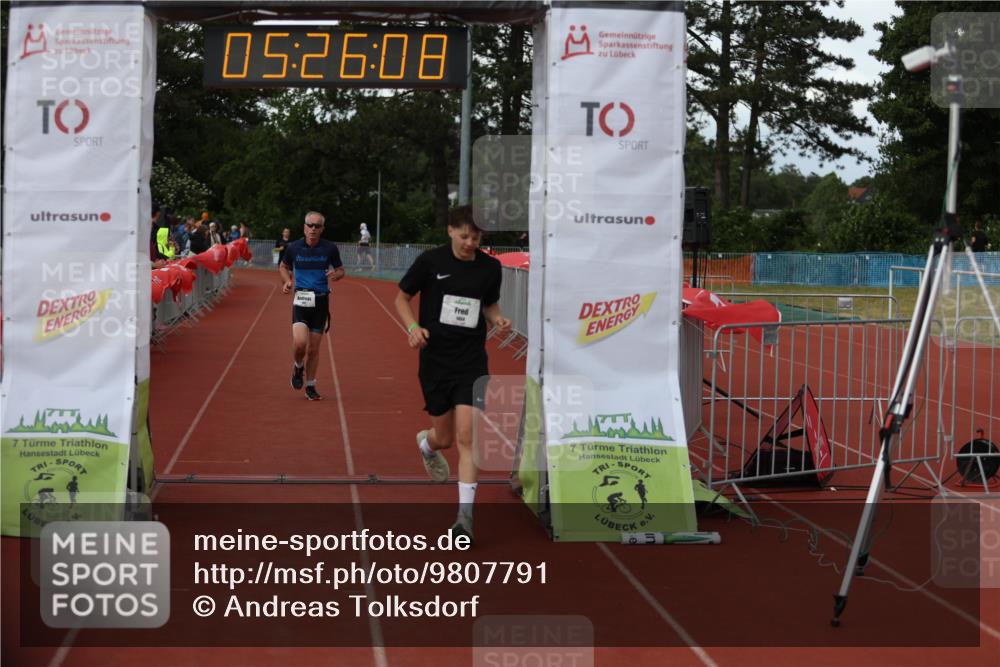 14.06.2026 - 7 Türme Triathlon Andreas Tolksdorf http://msf.ph/oto/9807791 14.06.2026 16:26:06 Ziel 1454, 1457 meine-sportfotos.de