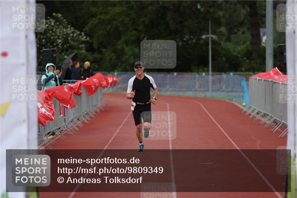 14.06.2026 - 7 Türme Triathlon Andreas Tolksdorf http://msf.ph/oto/9809349 14.06.2026 16:52:29 Ziel 748 meine-sportfotos.de